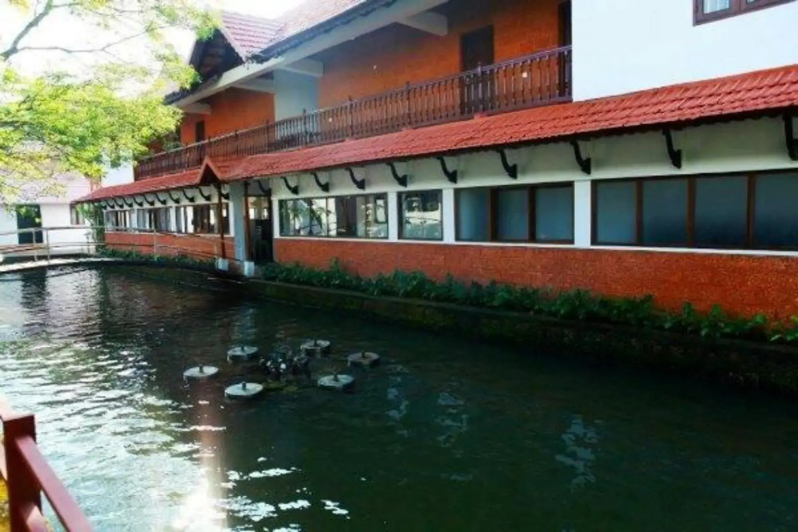 Avees River Gardens