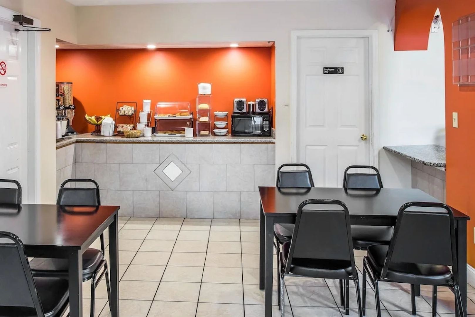 Econo Lodge Inn & Suites