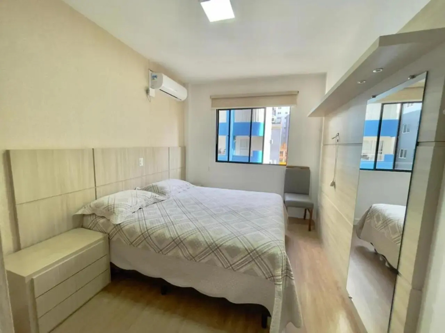 Apto amplo no coração da meia praia a 130m do mar