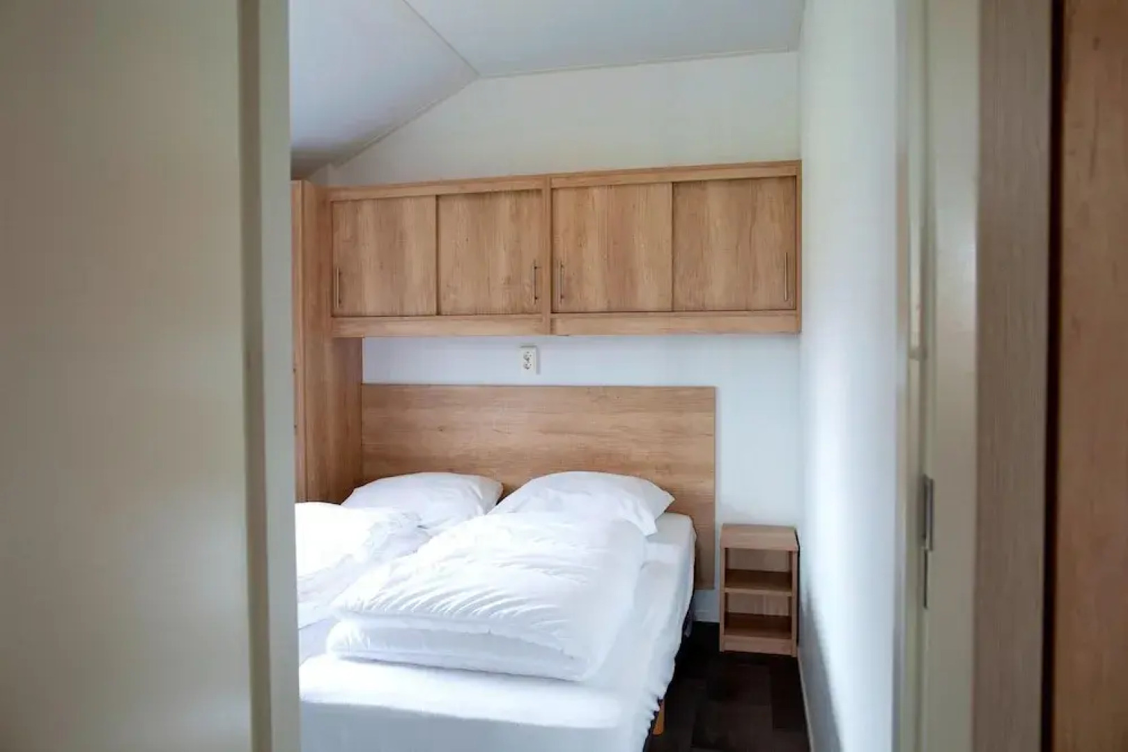 Pondside Stay w/ Kitchen