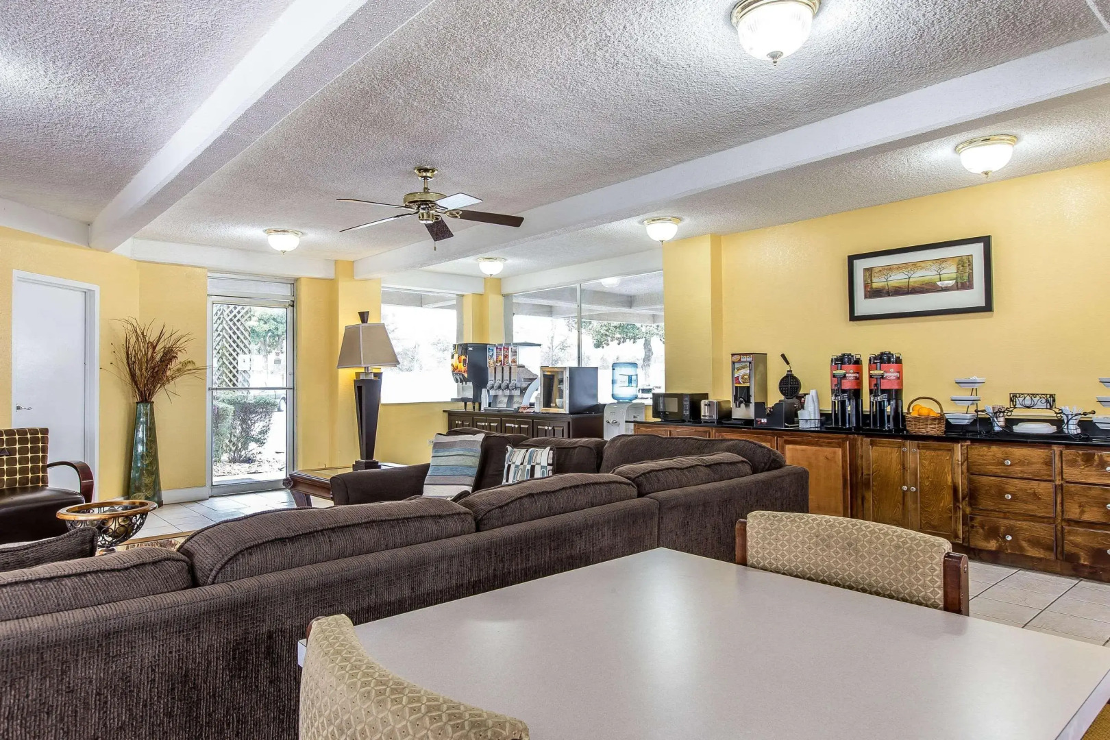 Econo Lodge Byron near Historic District - Warner Robins