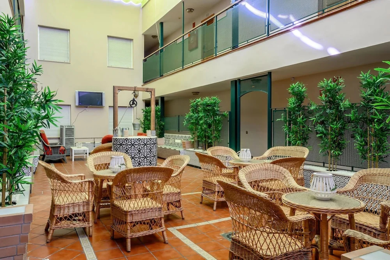 Отель H28 Camas