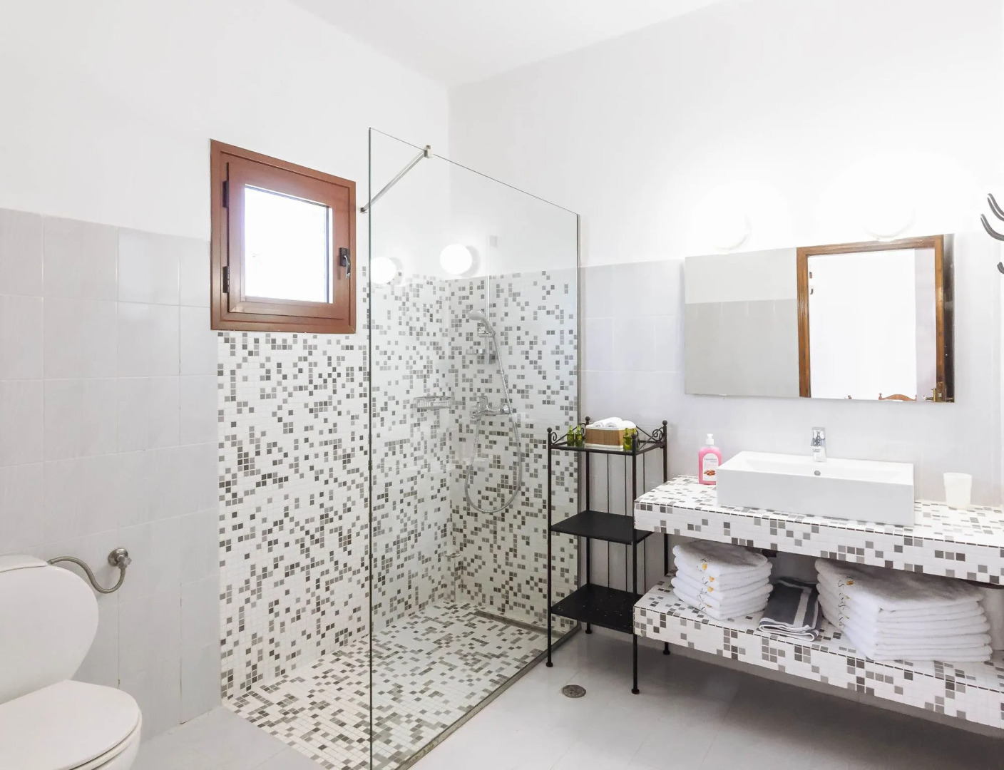 Kiki Studios & Apartments