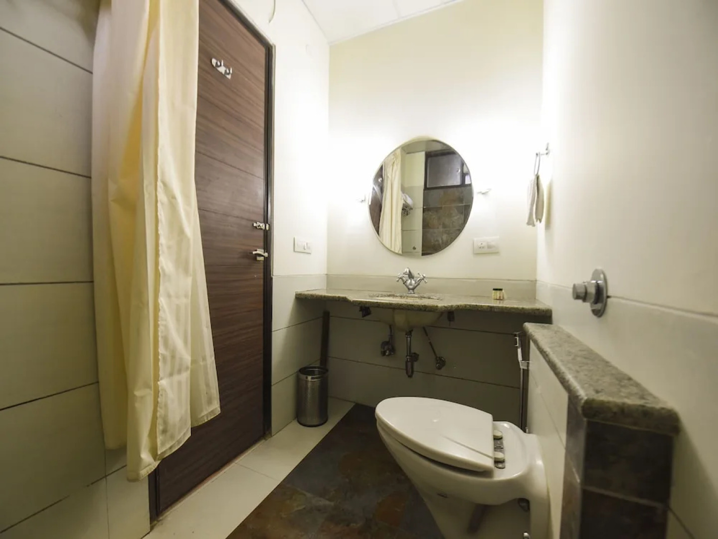 OYO 15946 Hotel Barog Villa