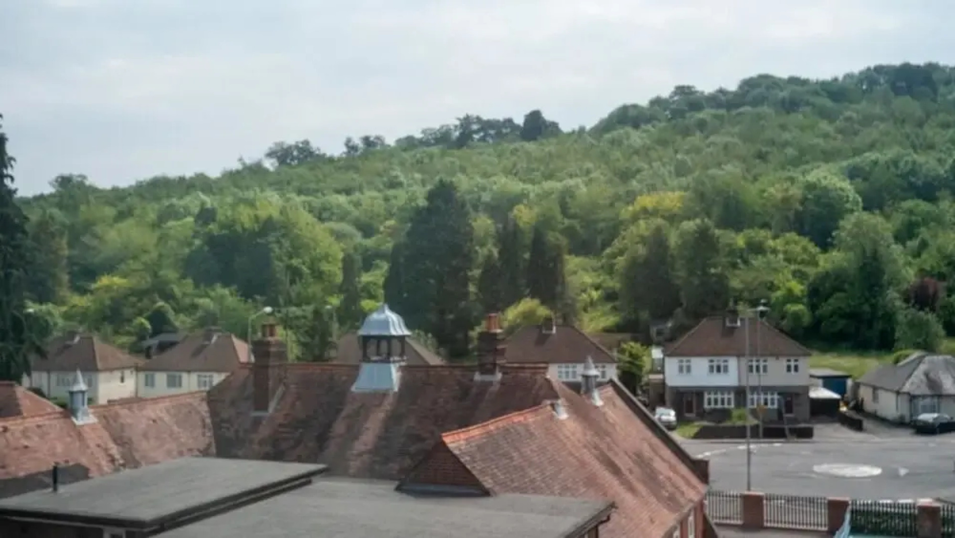 5 Bedroom Guesthouse in Quiet Cul-de-sac location.