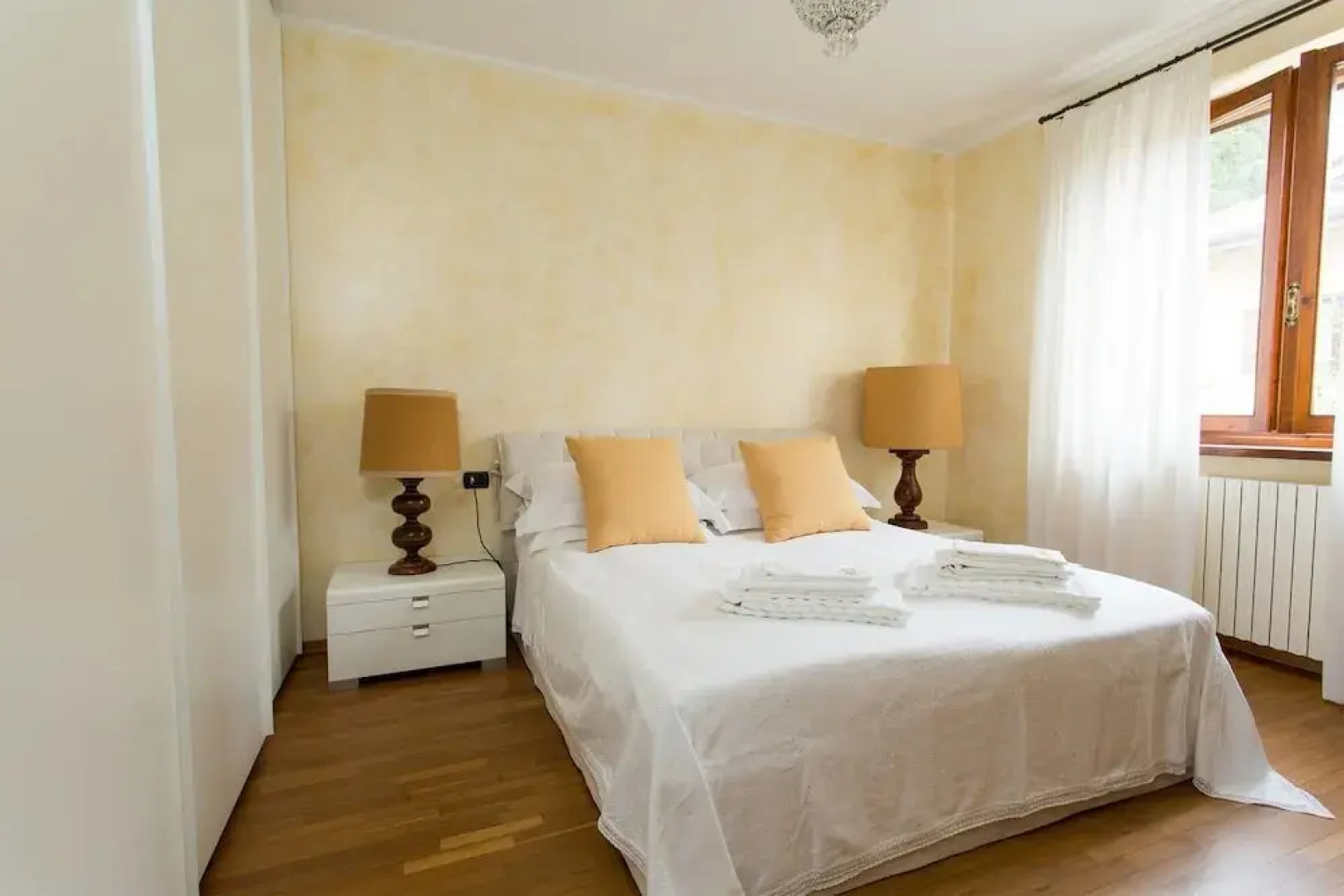 Beautiful Villa, Wifi, Bbq, Private Garden, Short Walk to Lakeside, Beach and Restaurants