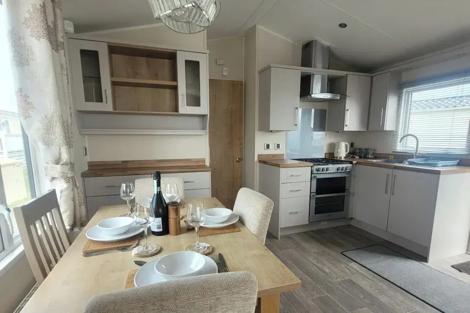 Beachside Holiday Retreat - Sleeps 6 & Parking