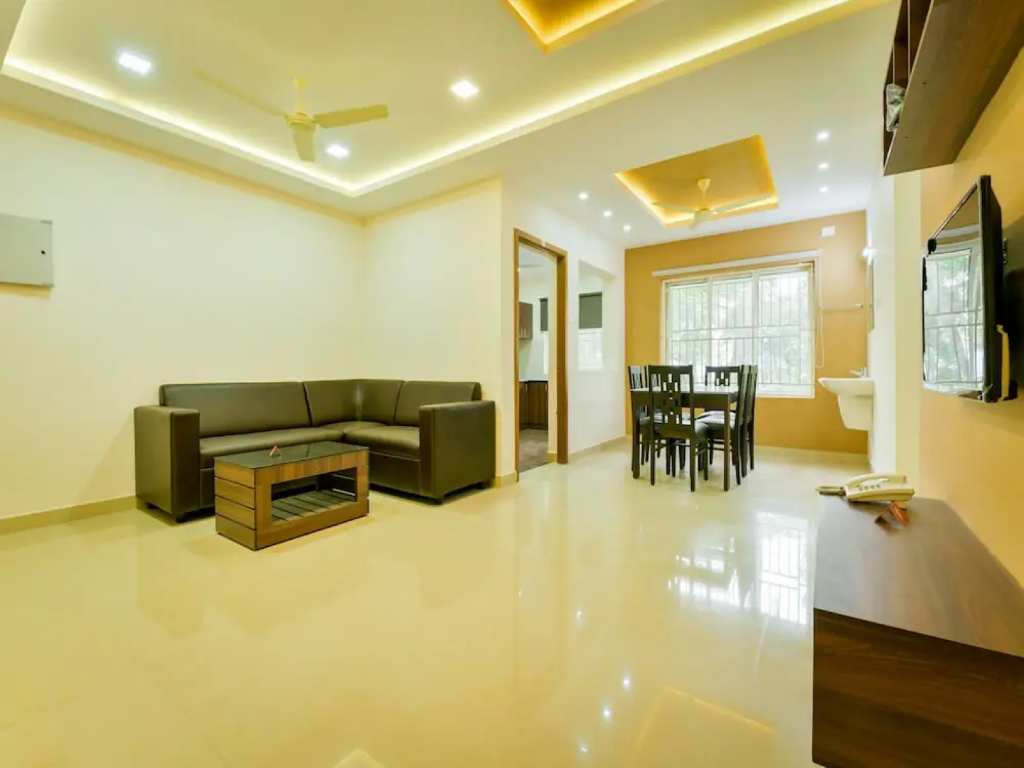 OYO 14271 Modern Studio Near Lulu Mall