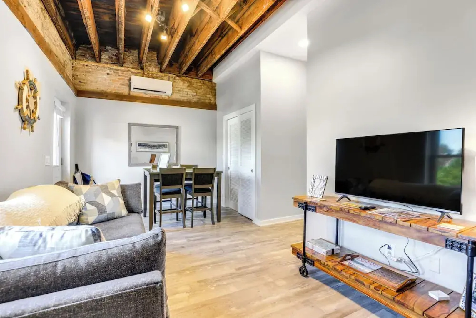 Chic Apt in the Heart of Downtown Canandaigua