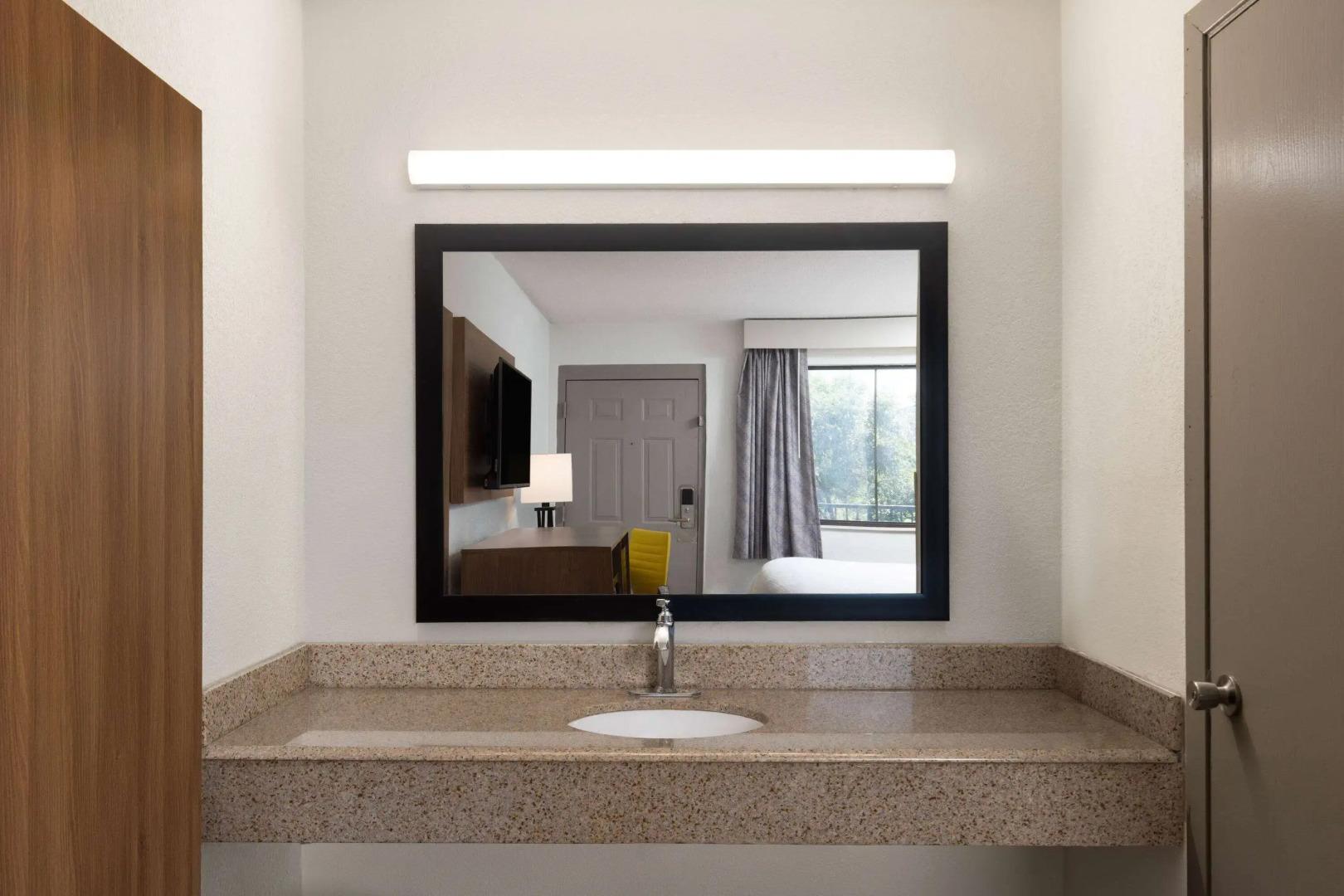 Days Inn & Suites by Wyndham Indianapolis Airport East