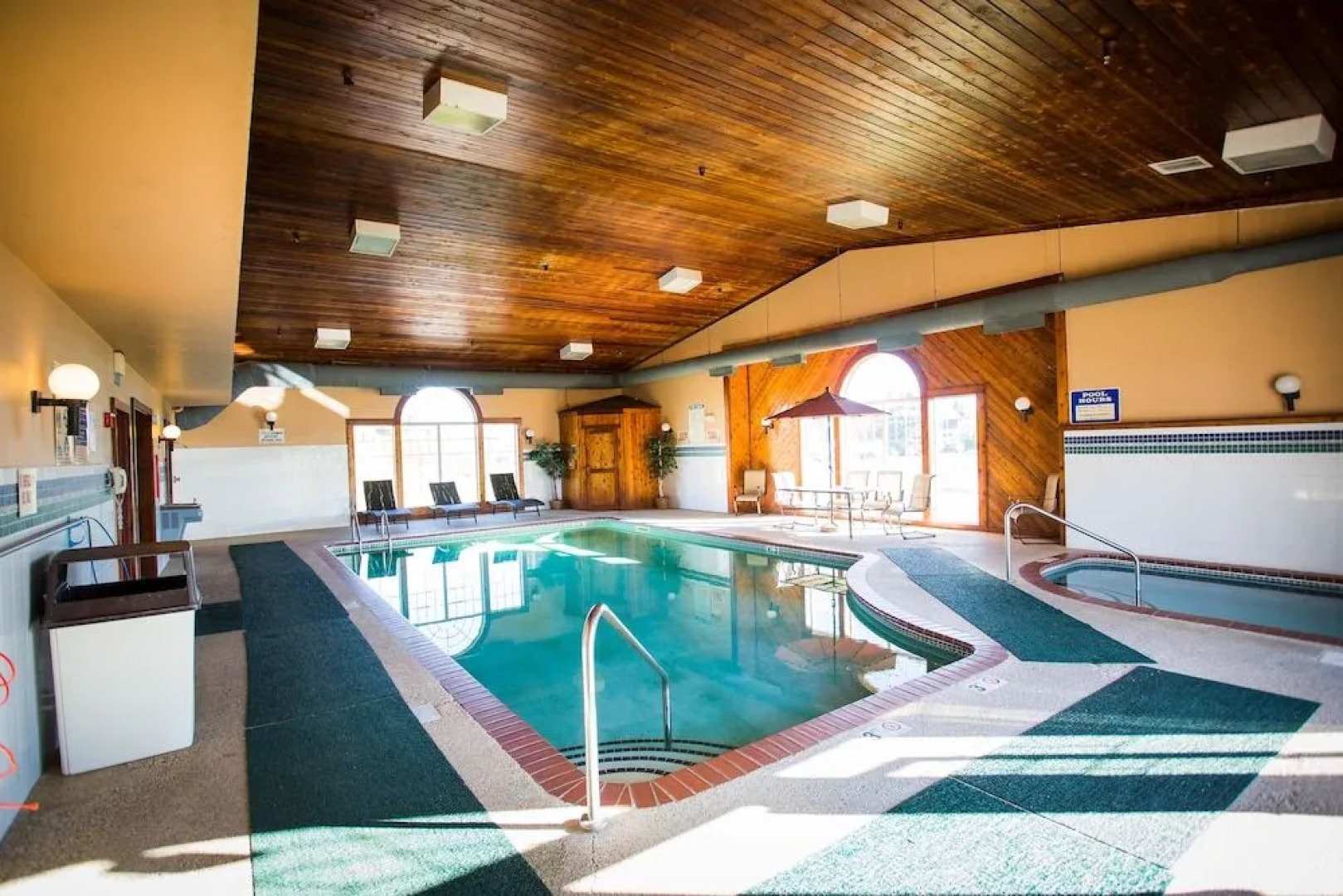 Chisholm Inn & Suites