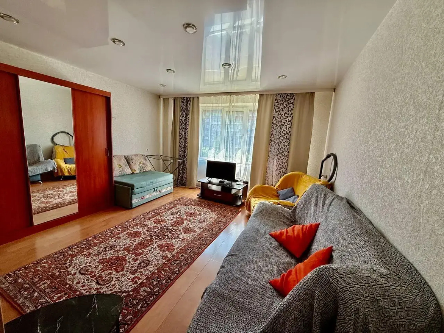 Апартаменты на проспекте Шахтёров 16