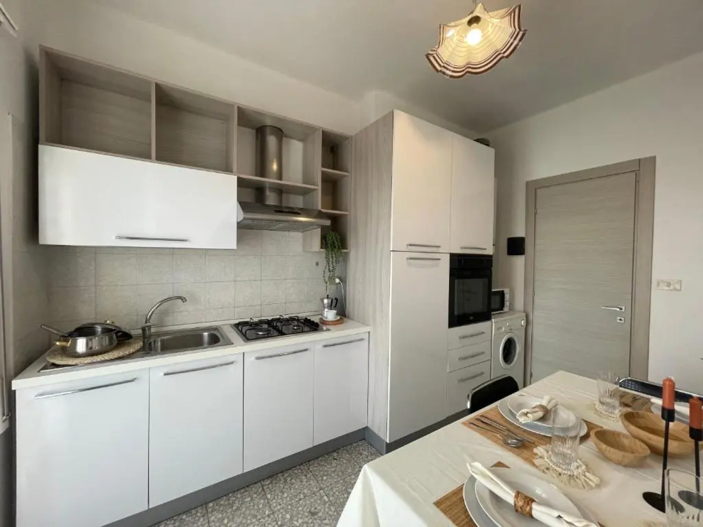 [Via XXV Aprile] 4 Locali - Di Fronte al Mare