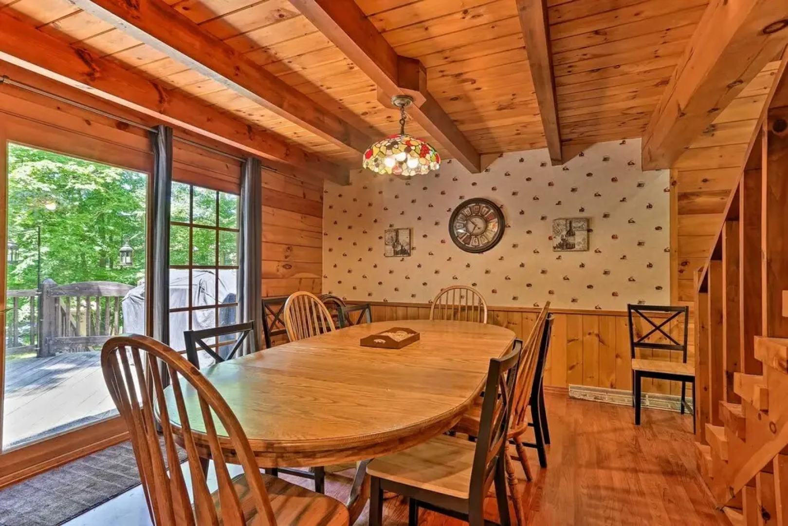 Spacious Cabin, 1 Block to Locust Lake Beach!