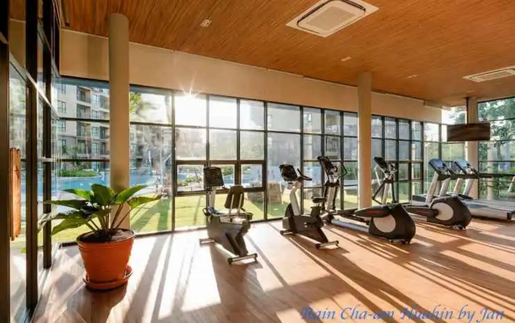 Rain Chaam Huahin by Jan Pool view เรน  หัวหิน WFH