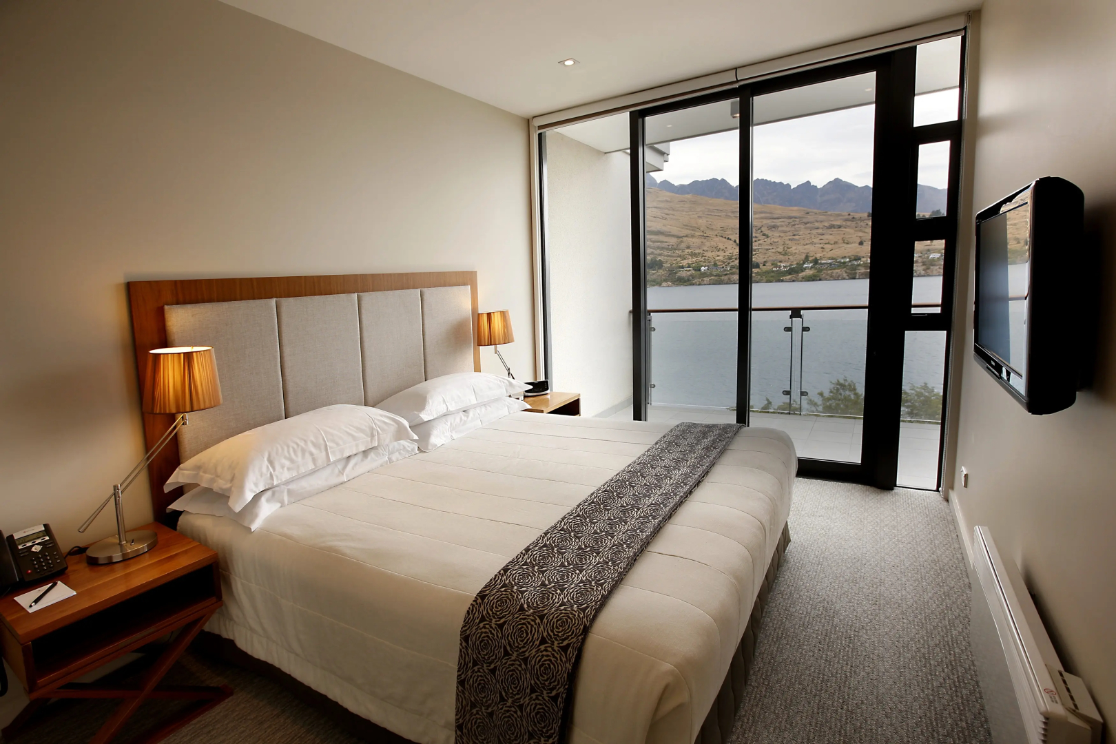 The Rees Hotel, Luxury Apartments & Lakeside Residences