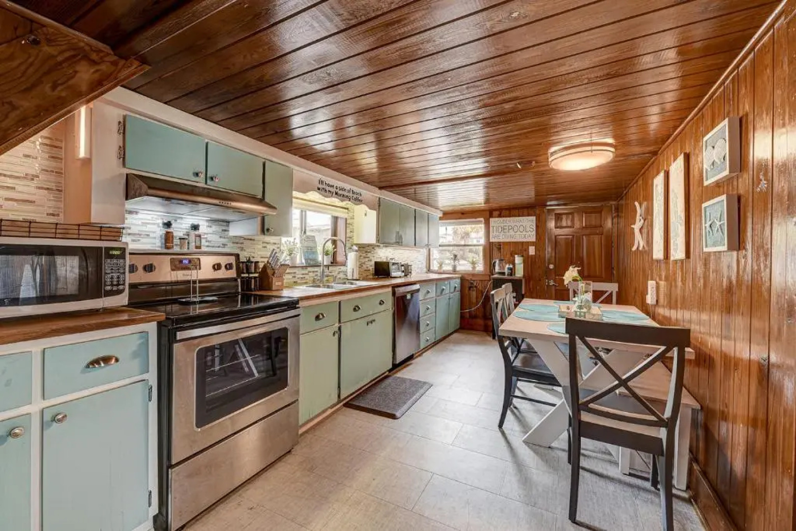 Atlantic Shores Getaway steps from Jax Beach Private House Pet Friendly Near to the Mayo Clinic - UNF - TPC Sawgrass - Convention Center - Shopping Malls - Under 3 Hours from DISNEY