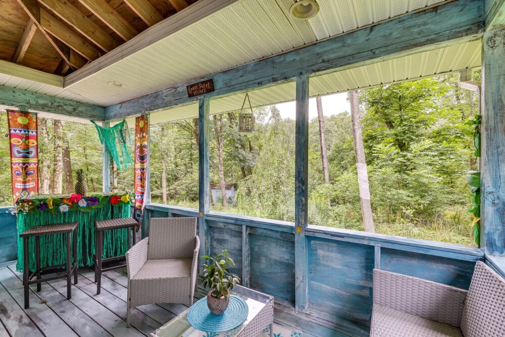 Peaceful Pocono Retreat: Hot Tub & Covered Deck!
