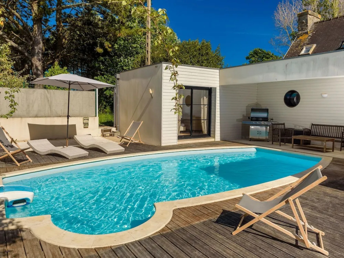 Beautiful Breton villa with private pool and large garden, 6 km from the coast