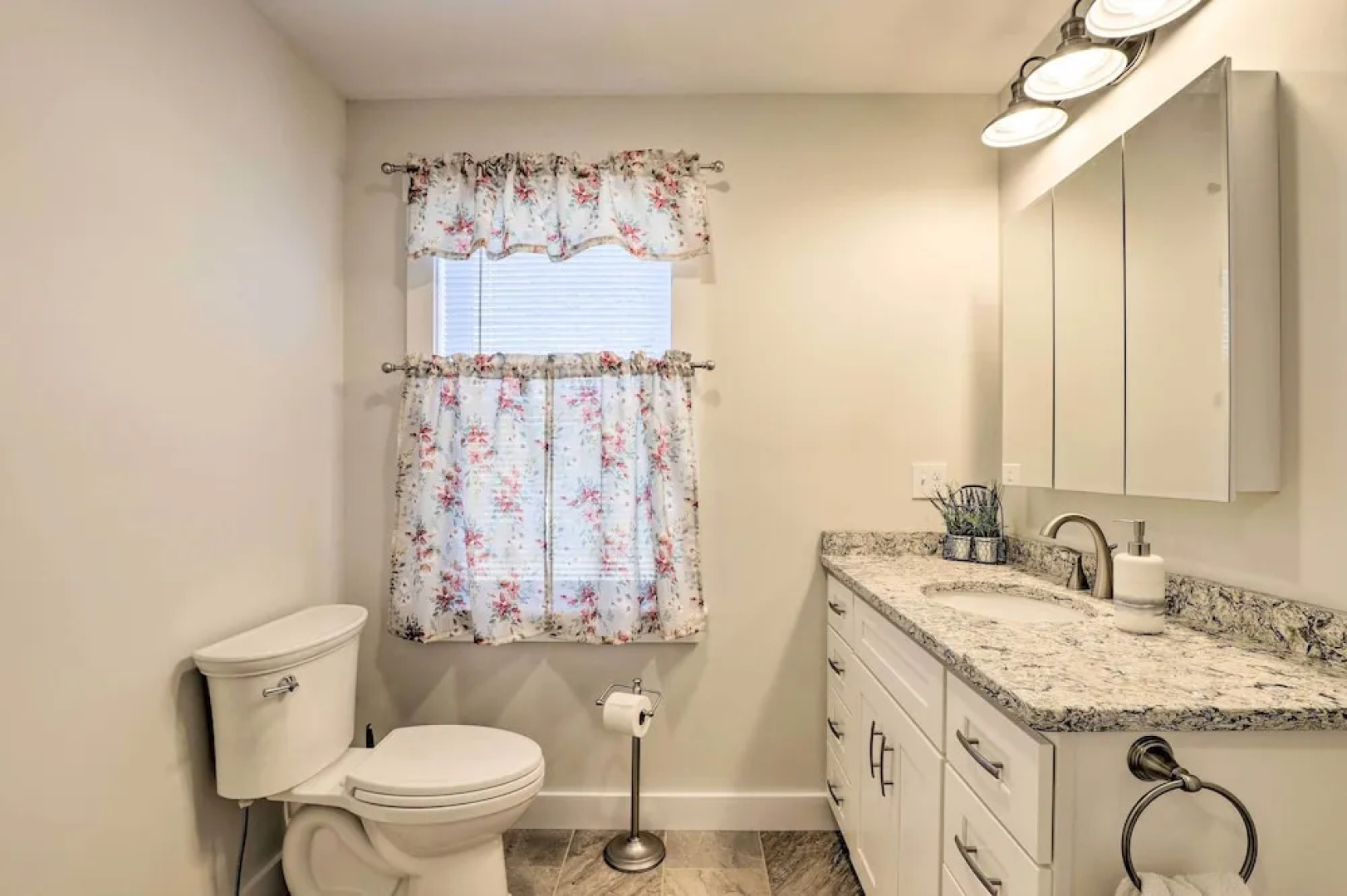 Sun-dappled Retreat - Walk to Wickaboag Lake!