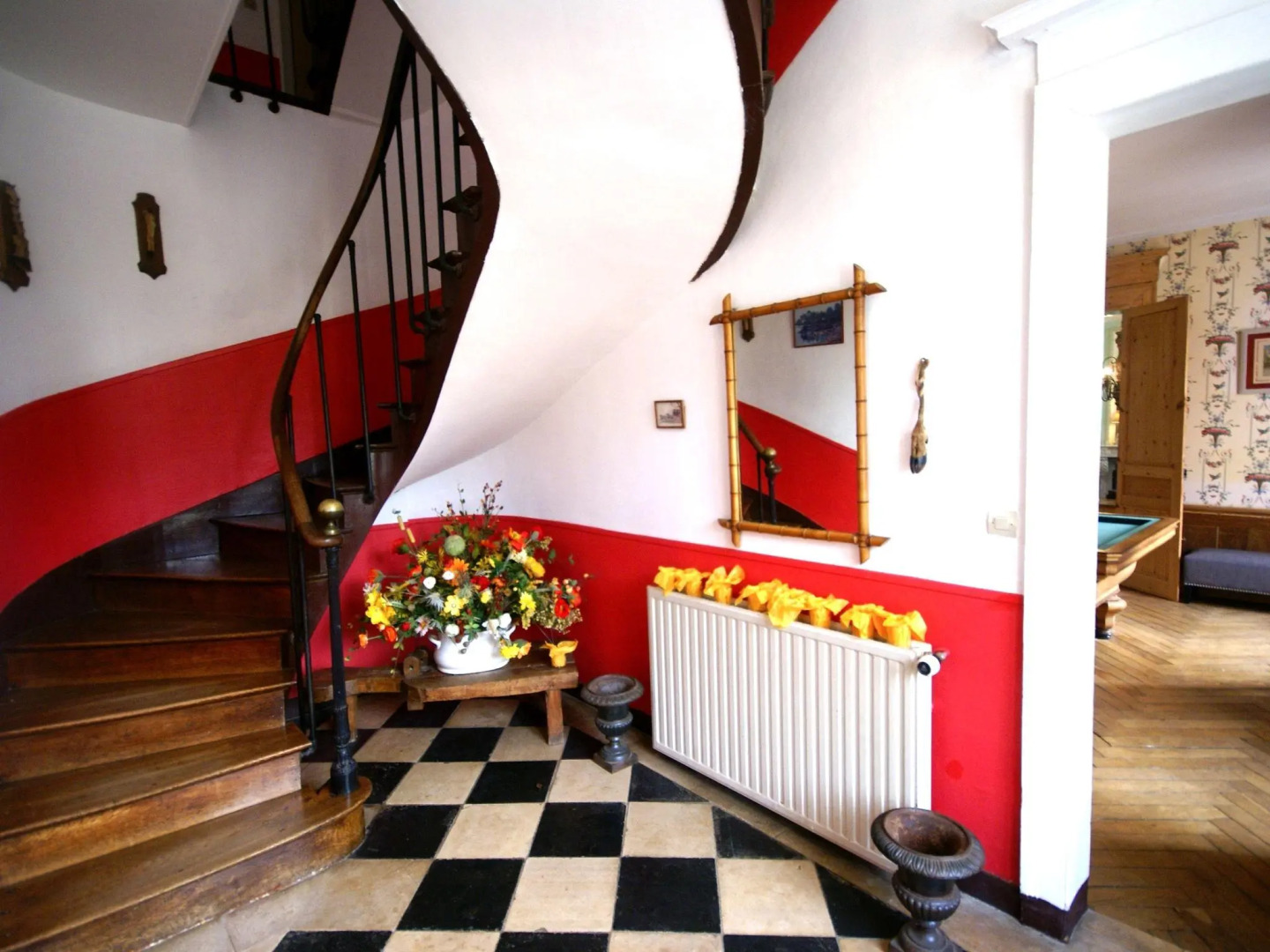 Modish Castle in Asnières with Terrace