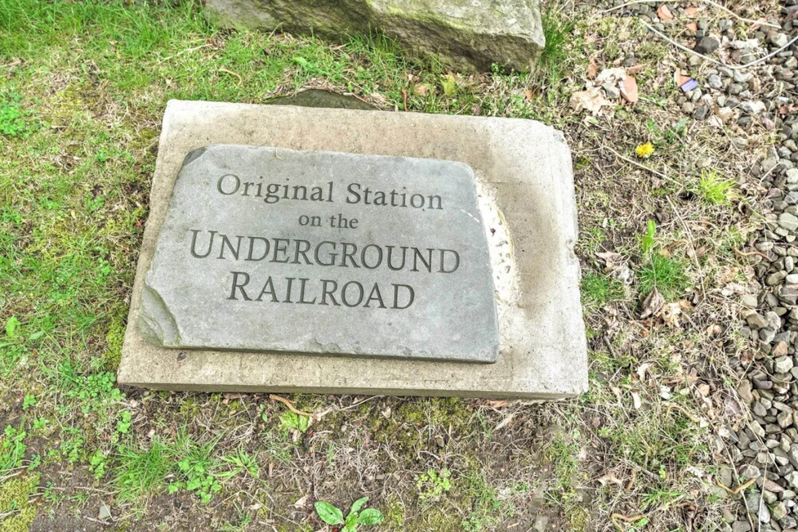 Romantic Apt Near Wineries, Golf & Lake Erie!