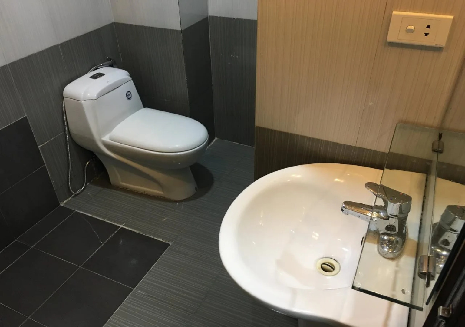 The Queen Hotel & Spa 2