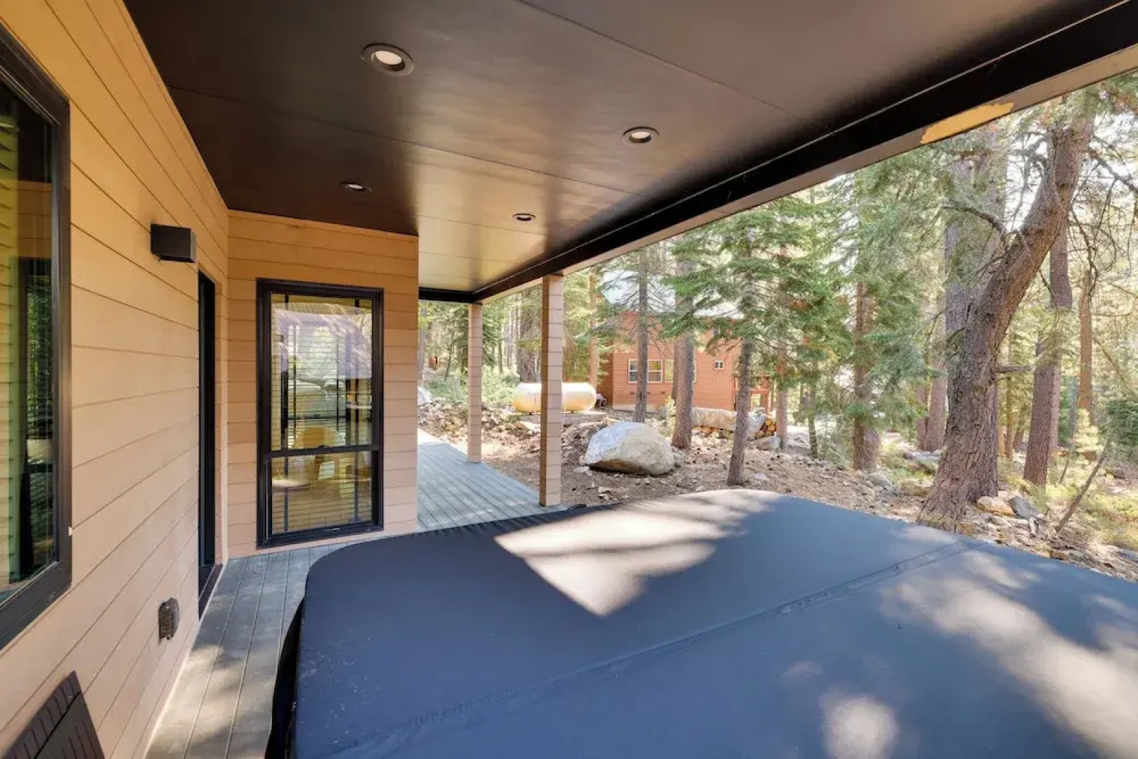 4 Mi to Soda Springs Resort: Hot Tub Hideaway!