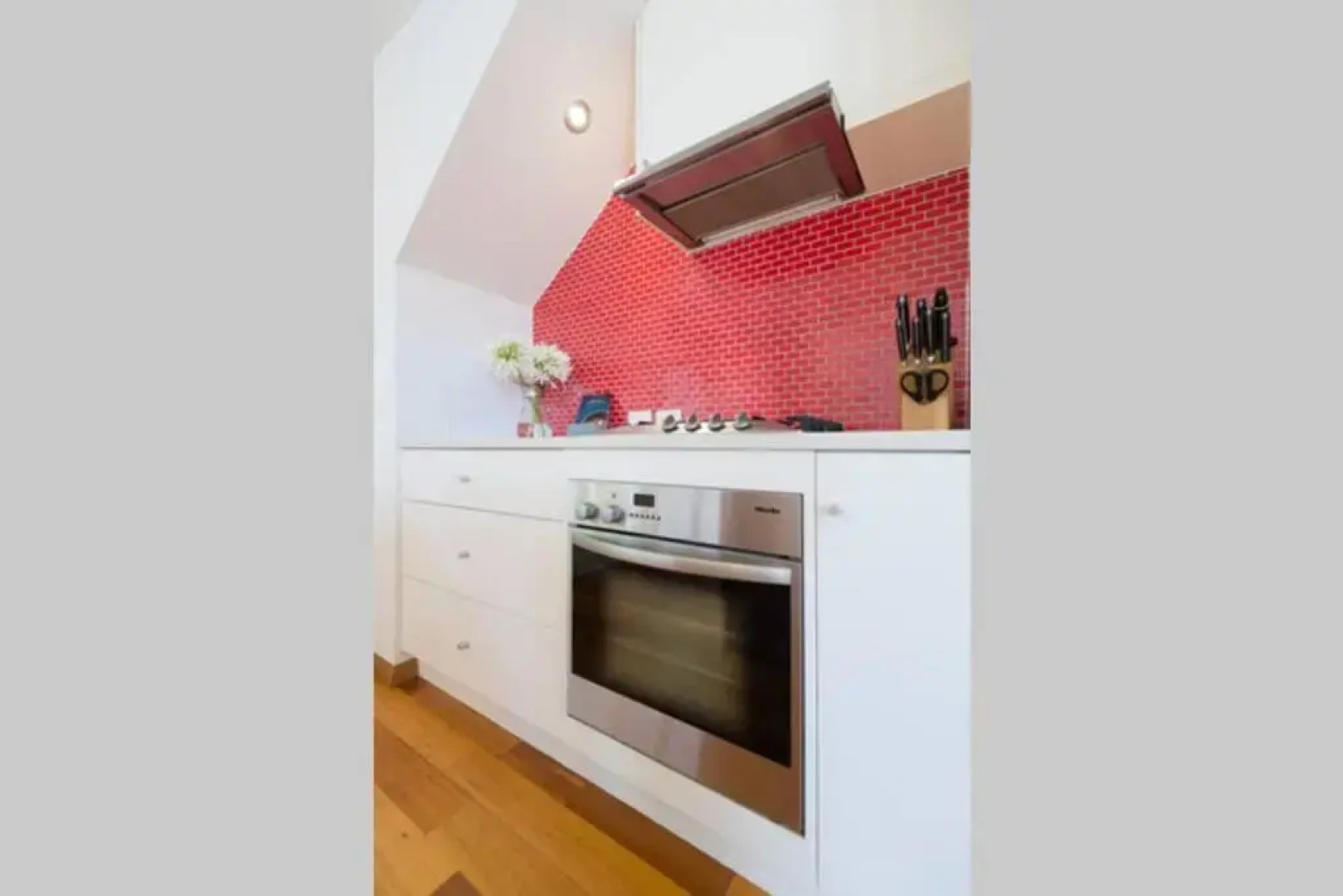 Best Location in Hobart! Luxury 4 bedroom with stunning views