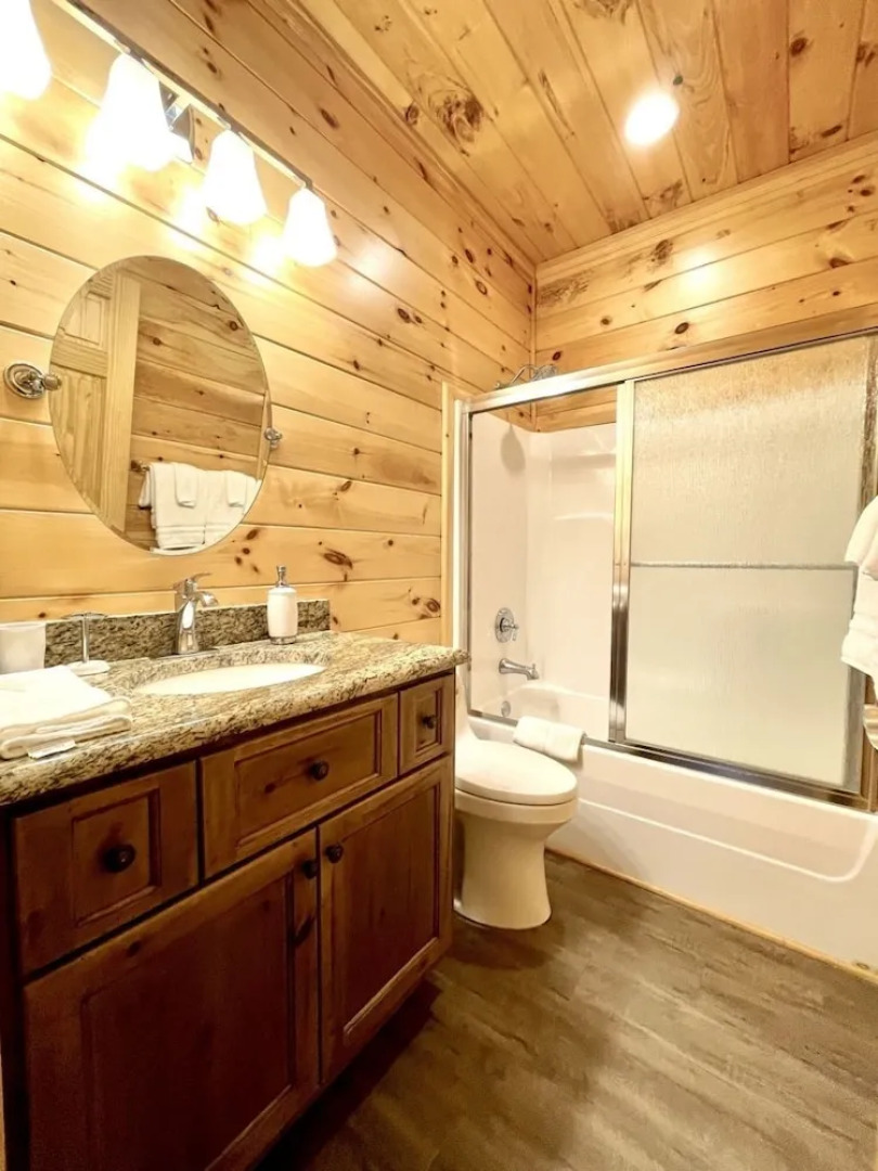 Charming, pet friendly cabin, perfect for fishing, family, hiking and R&R! 2 Bedroom Cabin by RedAwning