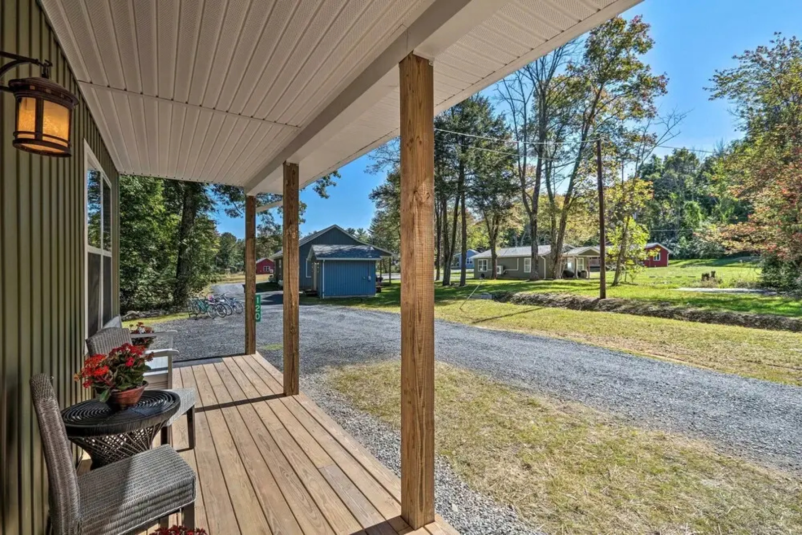 16 Mi to Ski Slopes! Creekside Poconos Cottage
