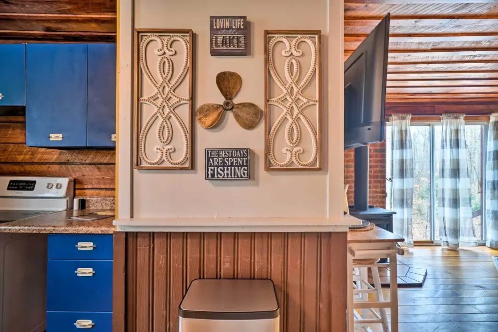 Cozy Tennessee Cabin Rental - 1 Mi to Lake