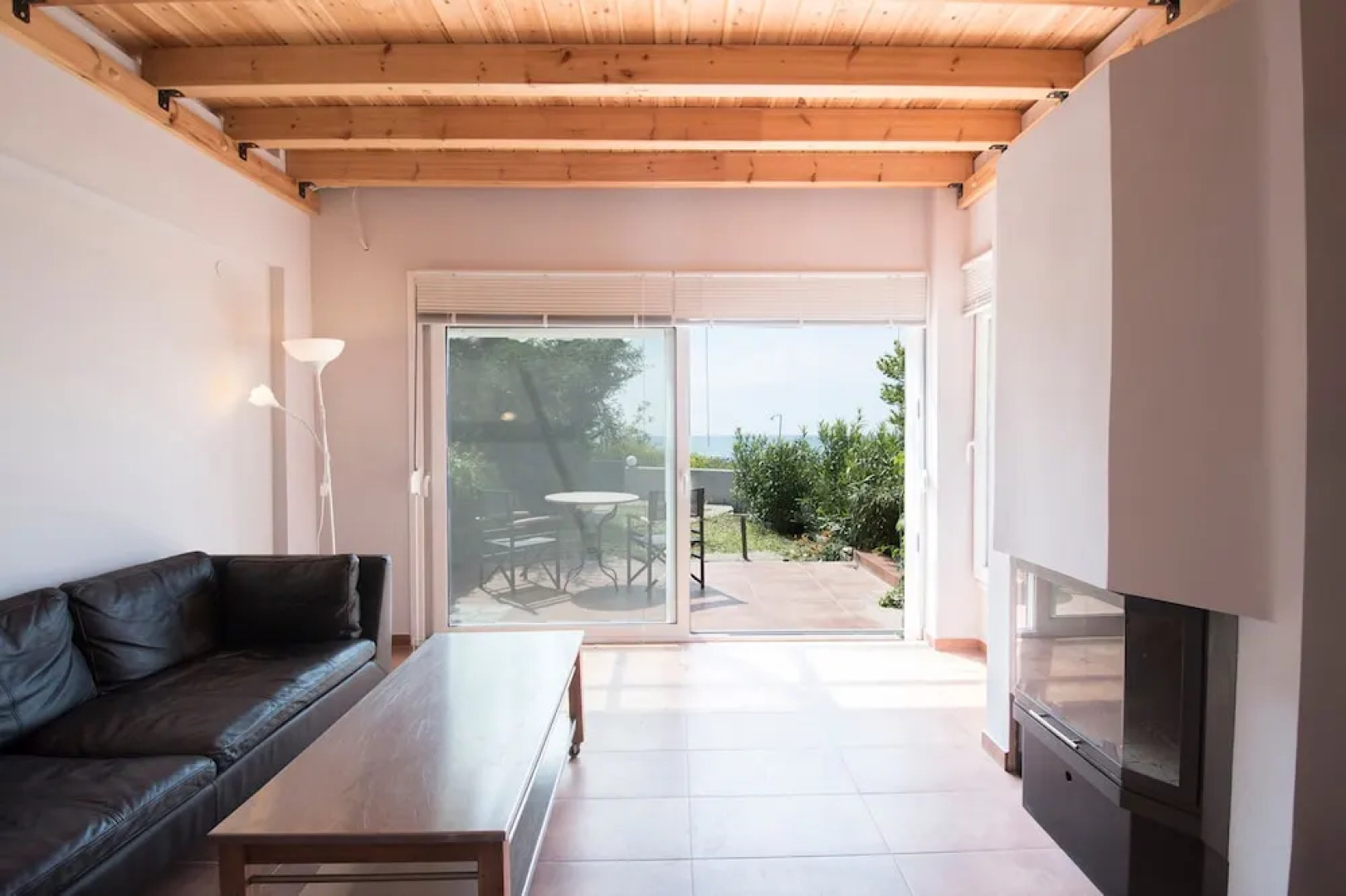 halu! Modern & Cozy Seafront Villa