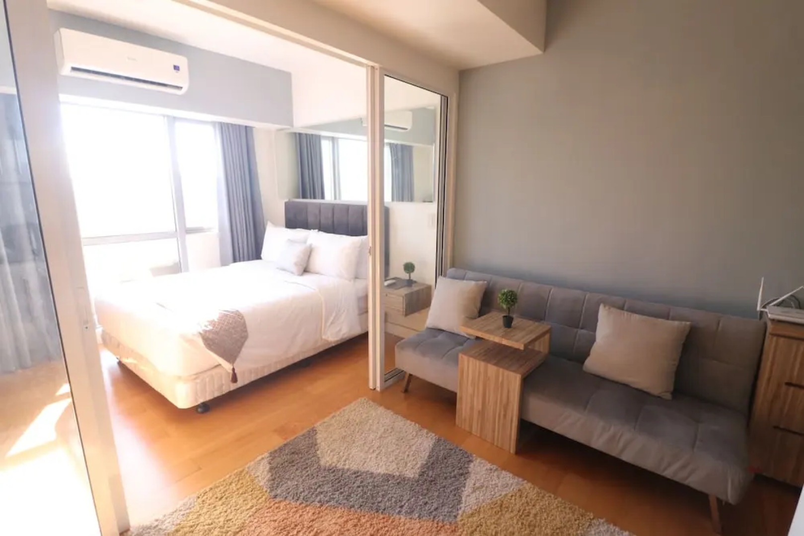 Oasis Regency @ Acqua Livingstone near Rockwell