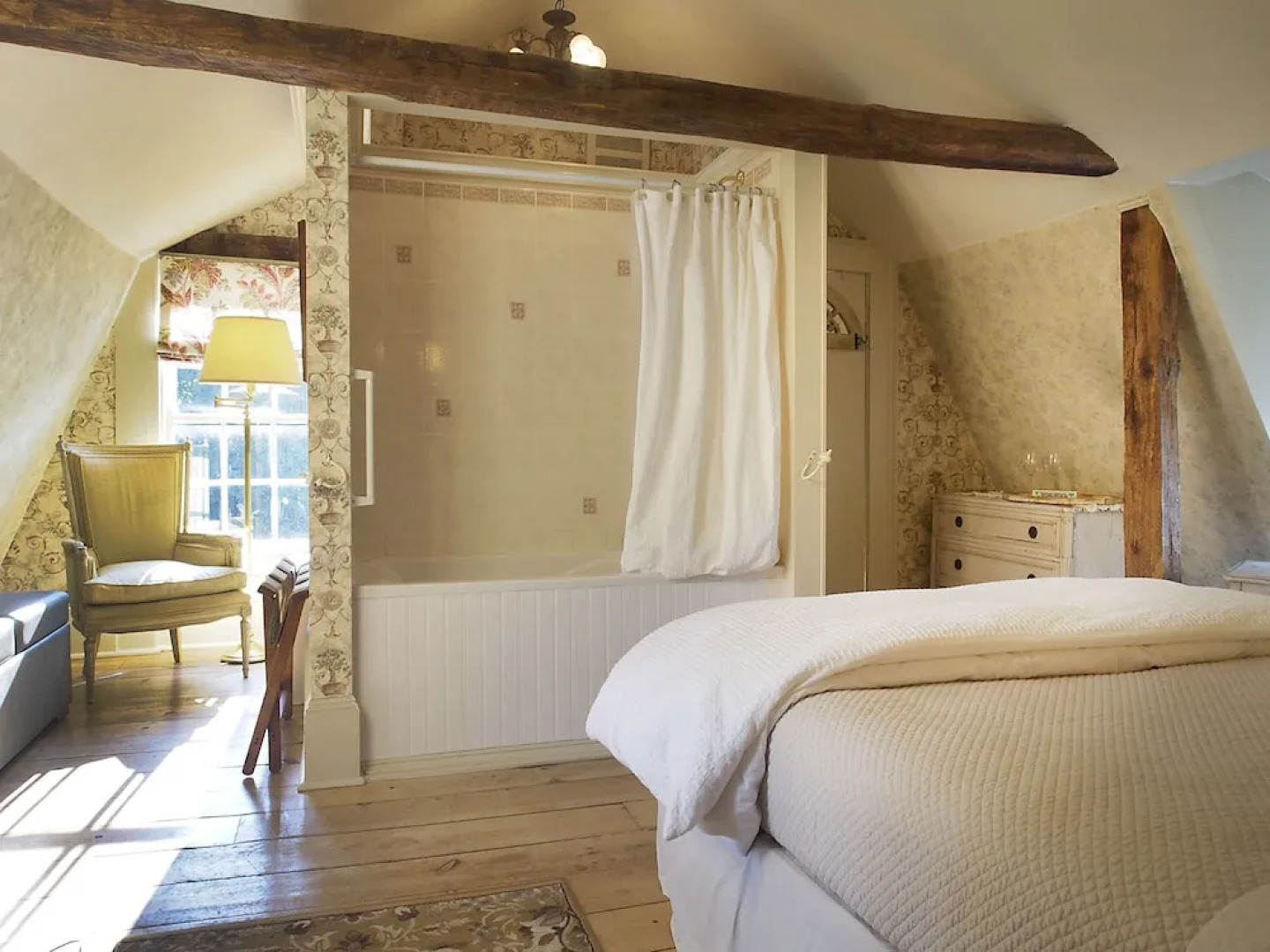 The Deacon & James Pharmacy B&B