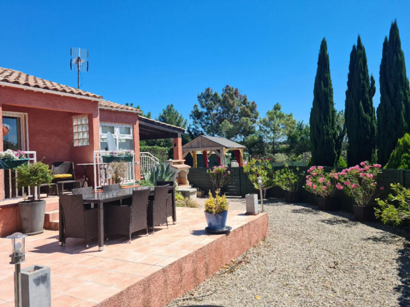 Tasteful Villa in Cambieure with Jacuzzi