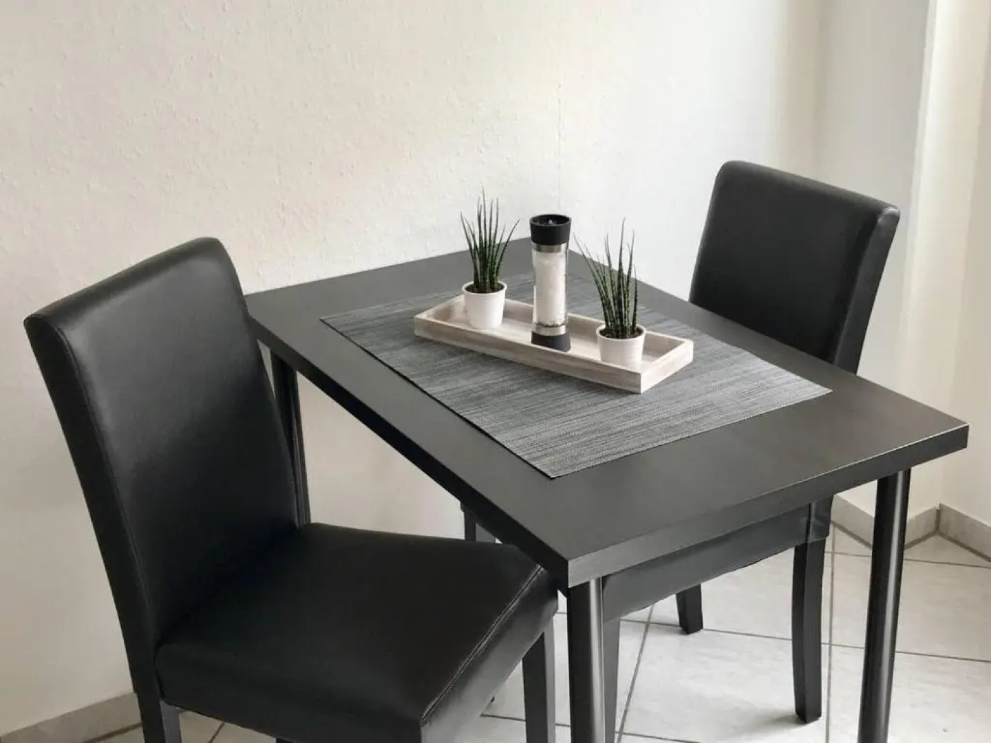 Schöne, neue Ferienwohnung am Rhein und mit Balkon