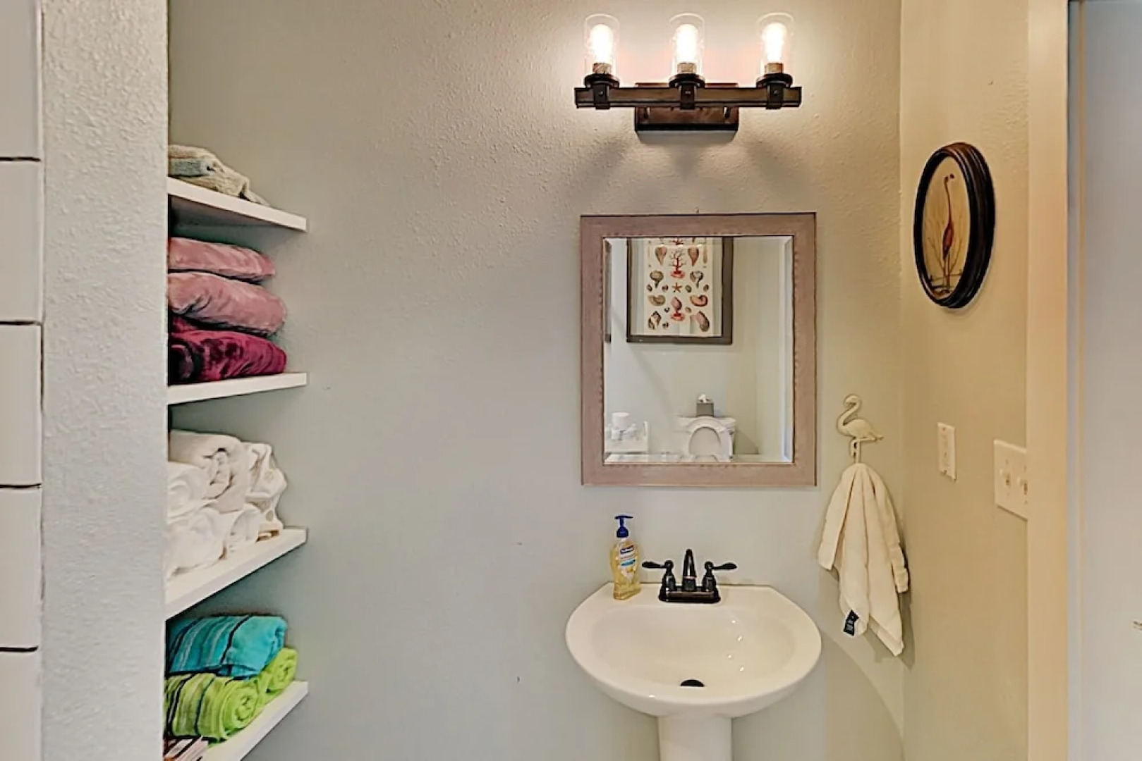 Deluxe Getaway: Big Corner Lot, Great Locale! 3 Bedroom Home