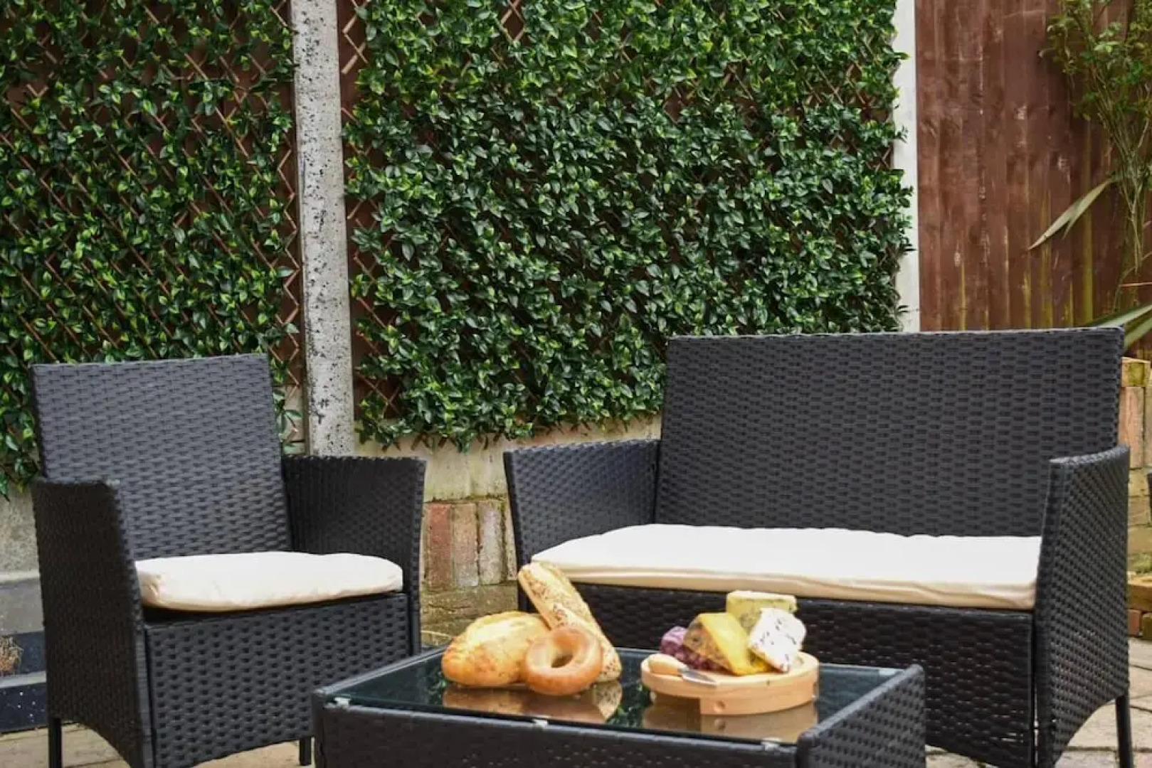 Amazing 4BR Near Hospital, Free Parking, Sleeps 10