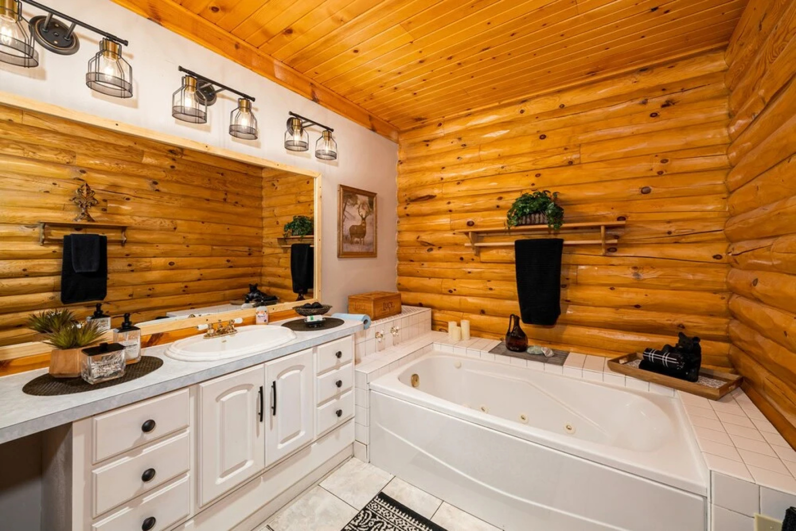 Log Cabin w/ Private Hot Tub on Wenatchee River!
