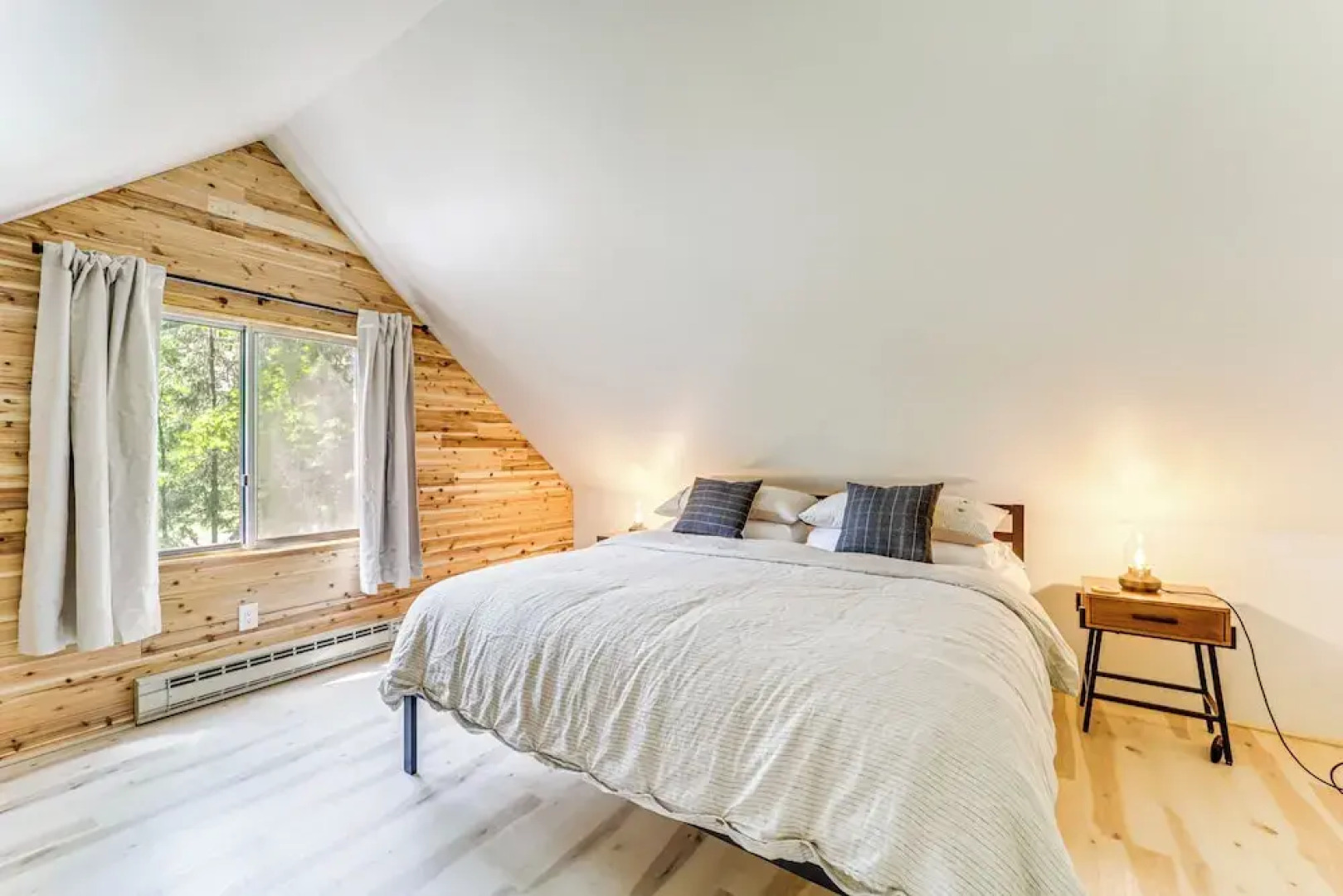 Roscommon Chalet w/ Hot Tub Near Higgins Lake!