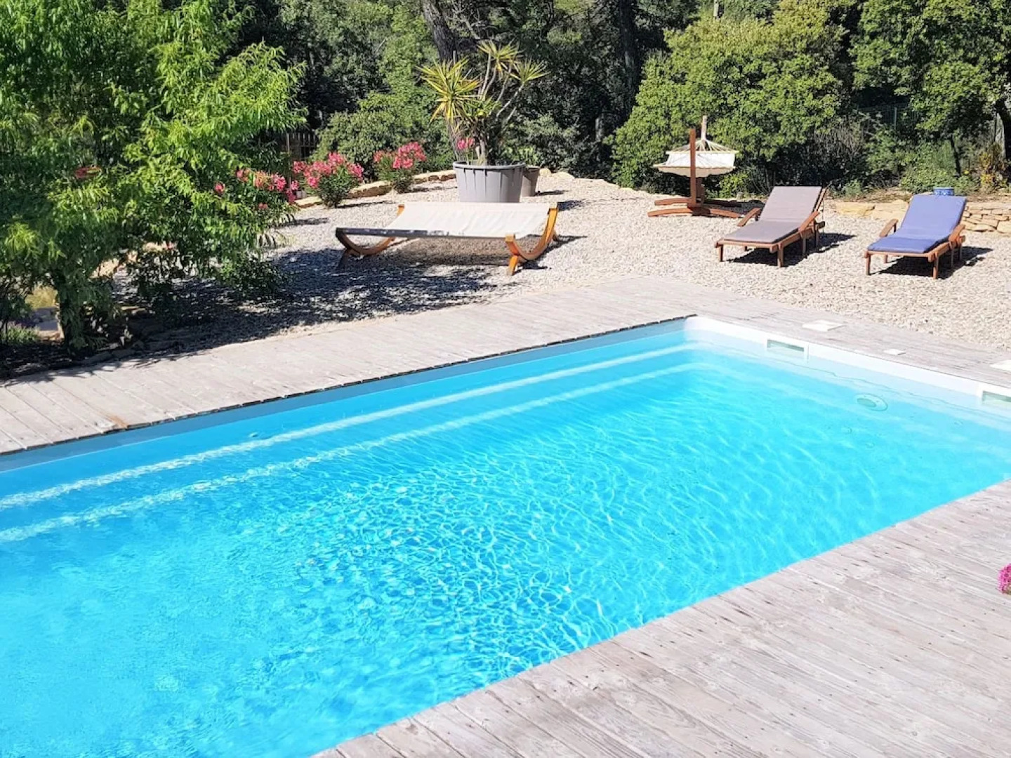 2 Tastefully Furnished Gites With Private Pool, 1km From Faucon