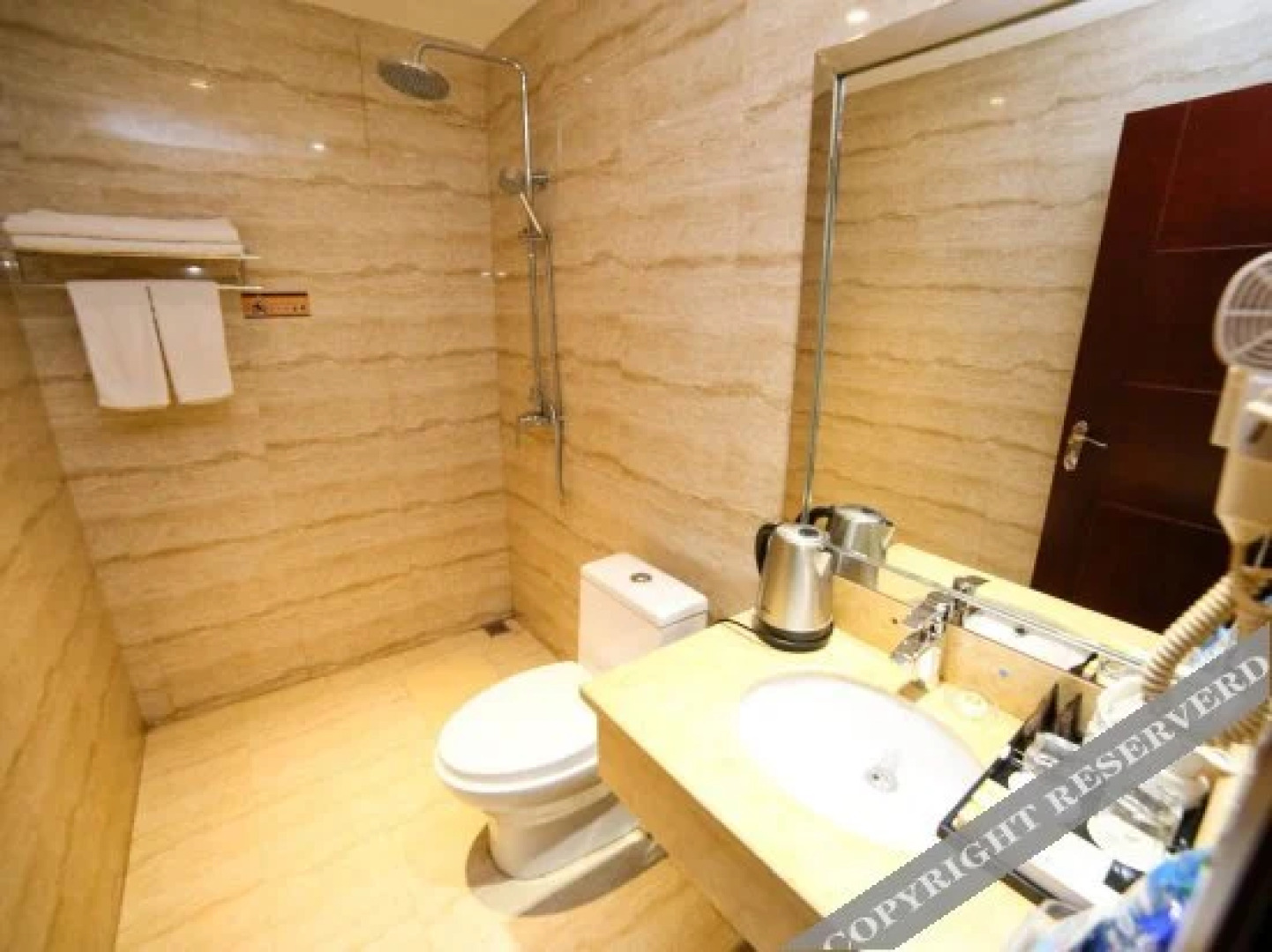 Dongcheng International Hotel (Jingmen Moon Lake)