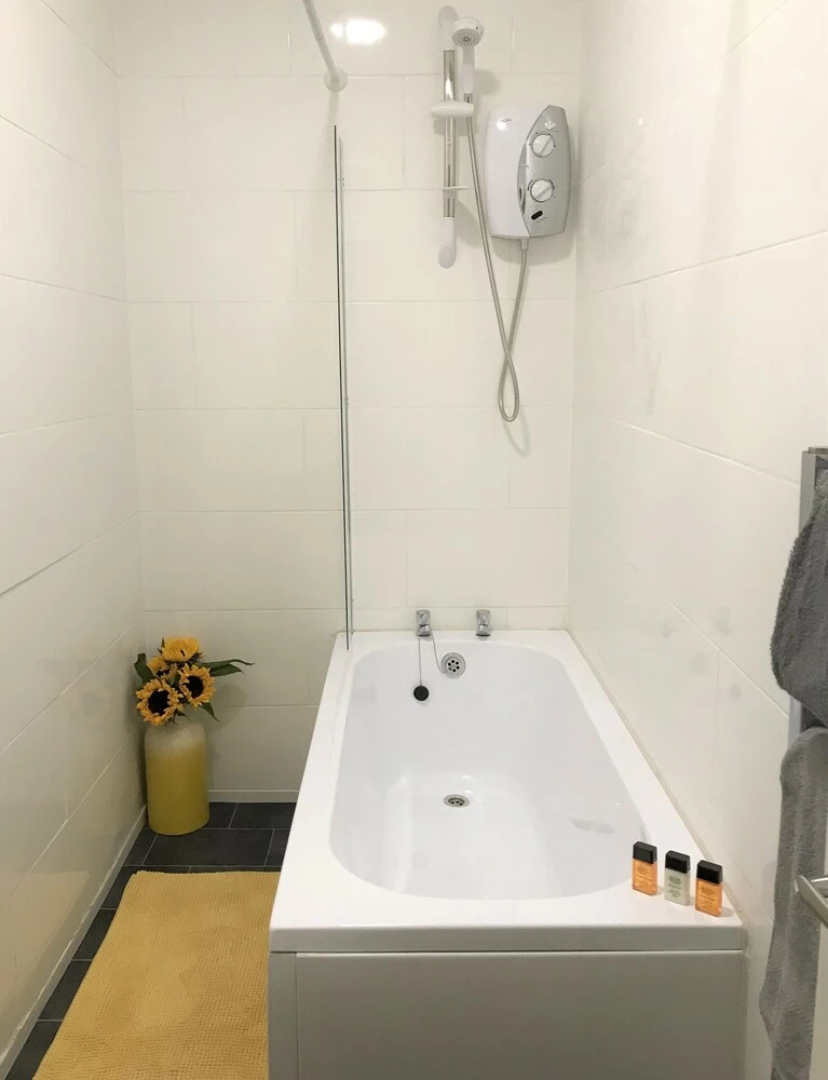 Welcoming Spacious 2-bedroom House in St Helens