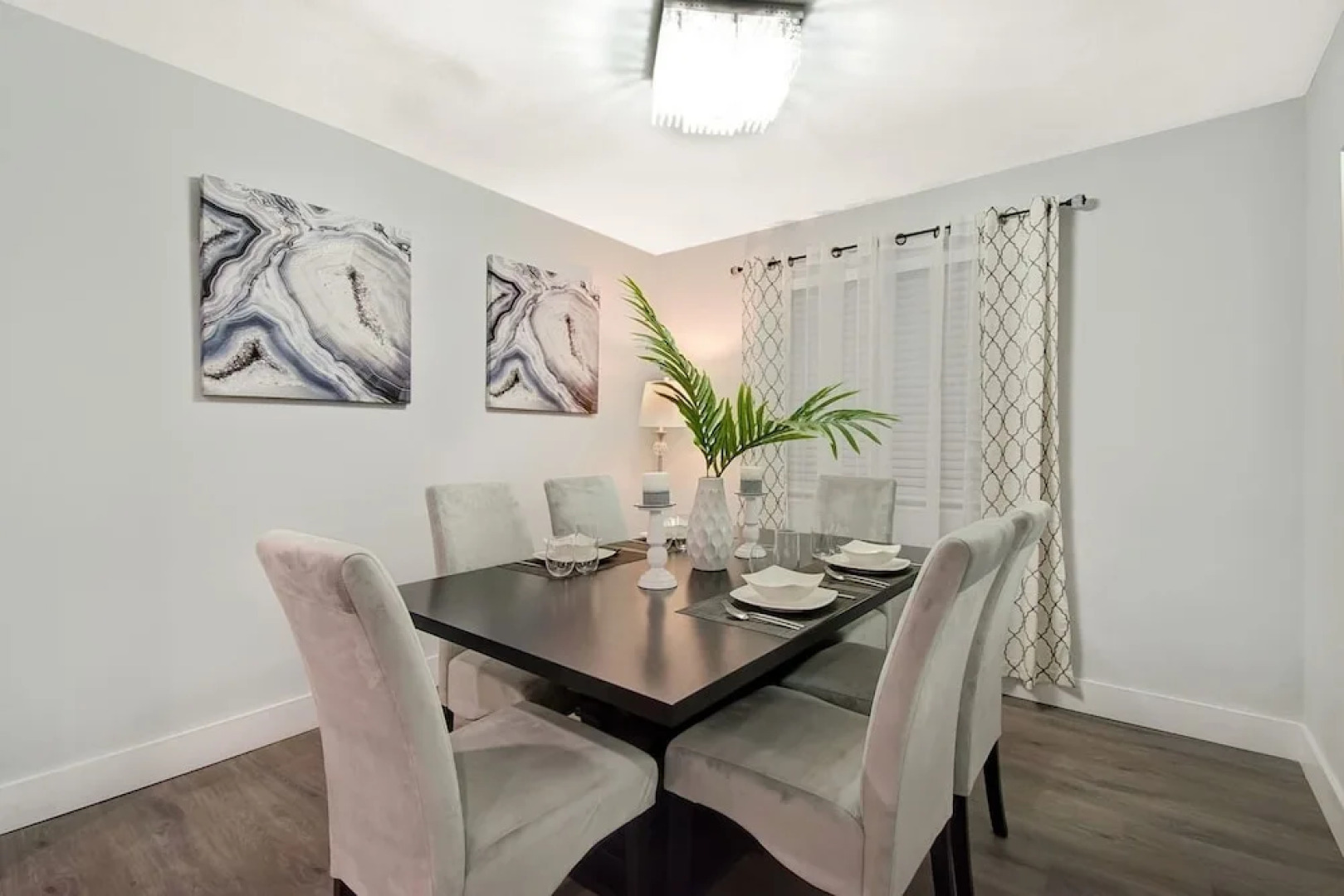 Comfortable Luxurious Home with Hot Tub, Near the Beach