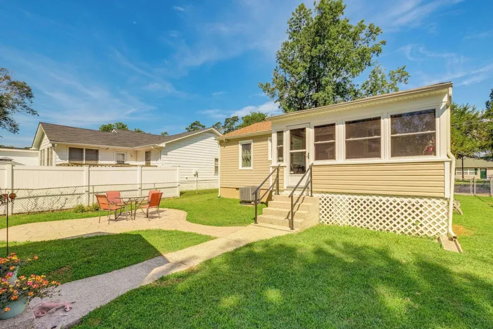 < 1 Mi to Colonial Beach: Coastal Gem w/ 2 Porches