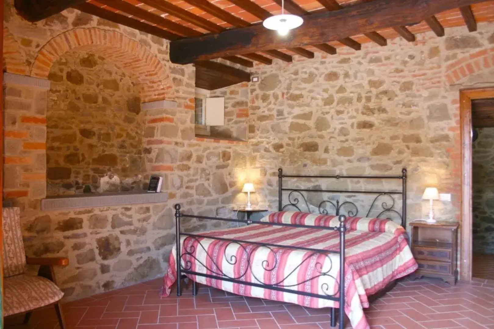 Wonderful private villa with WIFI, private pool, TV, pets allowed and parking, close to Arezzo