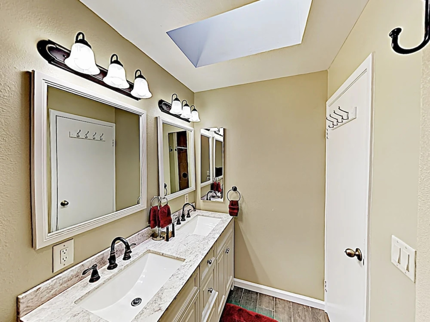 1465 Brier Home - 3 Br Home