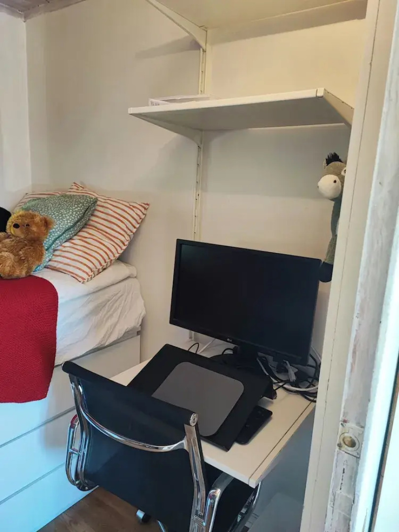 Sea-view Cottage High up in the Trees