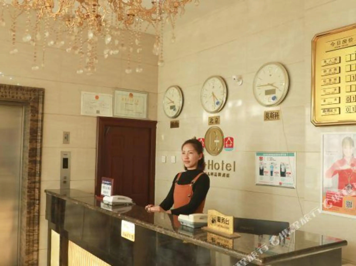 Yijialong Express Hotel (Zhangjiakou South Railway Station Construction Engineering College Store)